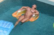 Nacktschwimmen im Pool